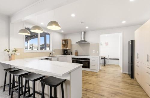 Taupo House | The Lodge - Sleeps 20, Central, Spacious, Fresh