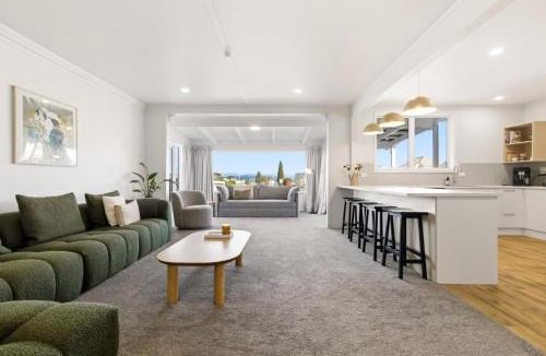 Taupo House | The Lodge - Sleeps 20, Central, Spacious, Fresh
