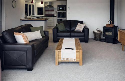 Tauranga House | Coastal Comfort - Views for the Whole Crew
