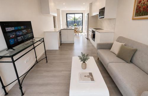 Auckland House | Elegant 4BR Home & Weekly & Monthly Deals Near SH20
