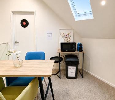 Auckland House | Cozy Top-Floor Stay with Private Bathrooms and Free Parking
