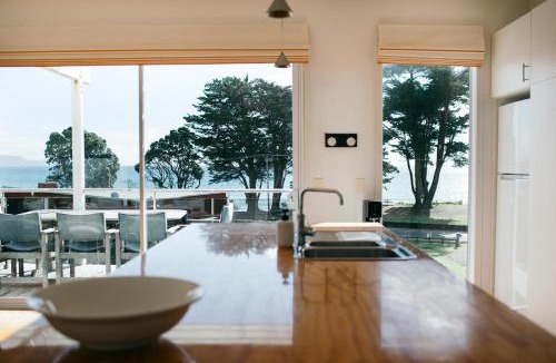 Kuaotunu House | Kuaotunu Beach Four Bedroom House