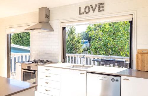 Surfdale House | Skomer House - Sea Views & Central Waiheke Living