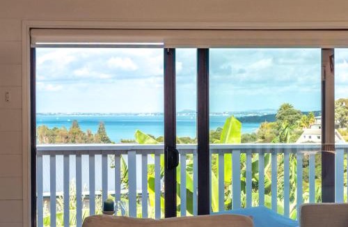 Surfdale House | Skomer House - Sea Views & Central Waiheke Living