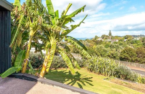 Surfdale House | Skomer House - Sea Views & Central Waiheke Living