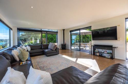 Omiha Villa | Wharetana Bay Villa with private walkway to beach!