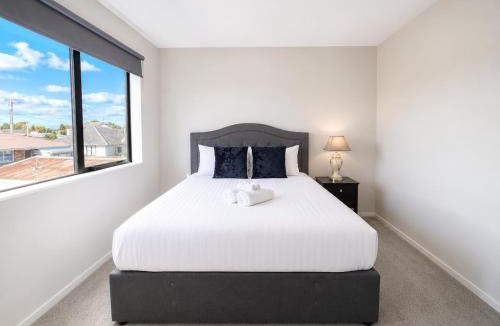 Auckland House | Modern 3BR 2BA Home w Workspace Near Airport