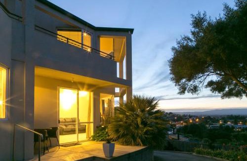 Otumoetai Apartment | Relaxing modern apartment with island seascape
