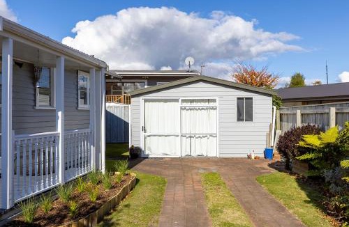 Taupo House | Wanderlust Retreat- Quaint and Romantic Cottage