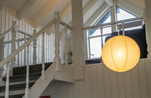 Fernhill House | Lakeview Bach - Lake & Mountain Views
