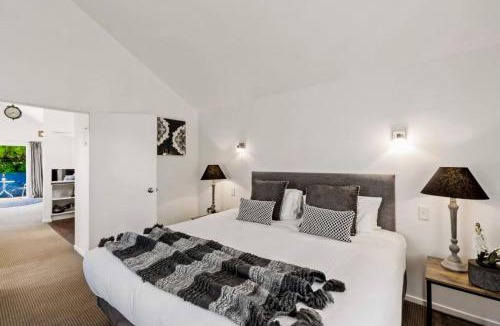 Queenstown City Centre Apartment | Historic Stone Cottage - Alley Apartment with Spa