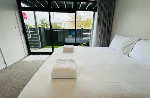 Lower Hutt Apartment | Hutt Central Brand New 3 bedroom 2 Bath Spacious House with Balcony Private garage- 15 Mins to Wellington CBD