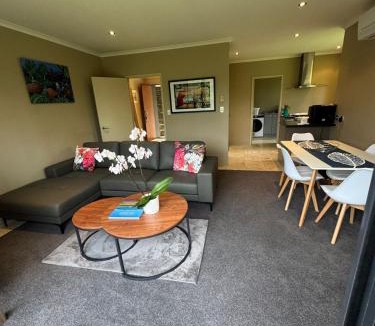 Paremoremo Apartment | Soul Retreat - Quiet & soulful- 8mins to town but in the country