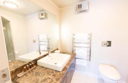 Queenstown Hotel | Alpine Village - Lake Edge Studio Apartment