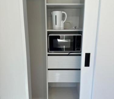 Greenlane - Ellerslie House | Modern Private Studio Auckland-Private Entrance-Free Parking-Near CBD