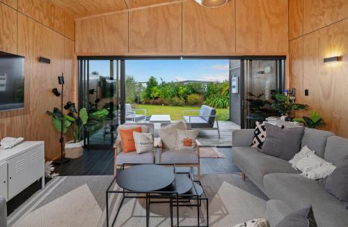 Matarangi House | Light-filled Sun House - Matarangi Holiday Home