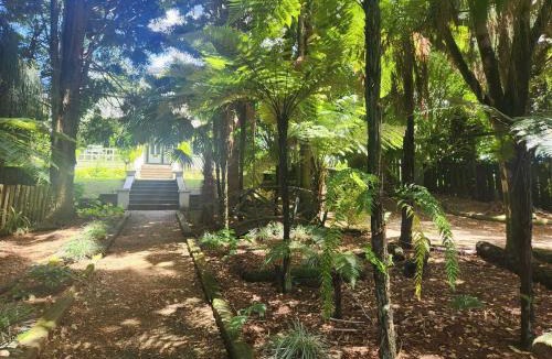 Te Kuiti House | 1920s Character Home & Private Garden Retreat