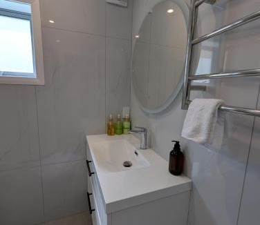 Johnsonville House | Brand New 3-Bedroom, 2-Bathroom Free Private Parking Wellington Bay Views
