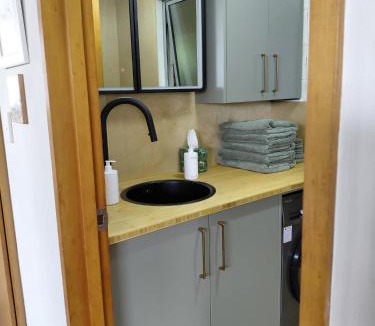 Oamaru Apartment | Hilltop Nest Retreat