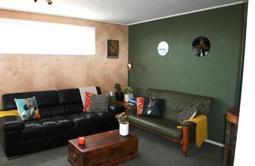 Oamaru Apartment | Hilltop Nest Retreat