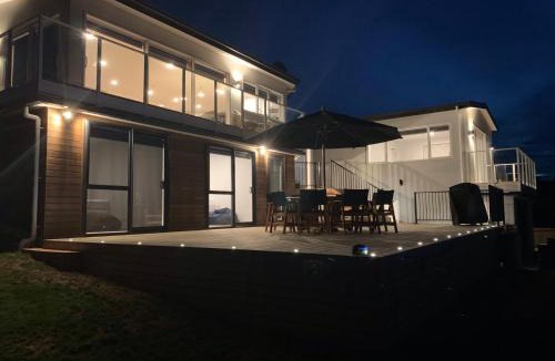 Cable Bay House | Luxurious House with Panoramic Seaview Spa Jacuzzi