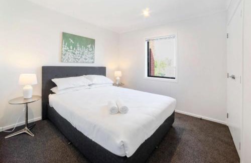 Frankton Apartment | Relaxed Stay in Modern Comfort - By Superior Stays
