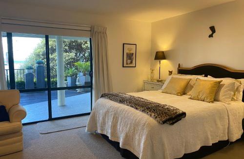 Bluff Hill Apartment | Maison Blue - Chic Garden Apartment - Pet Friendly