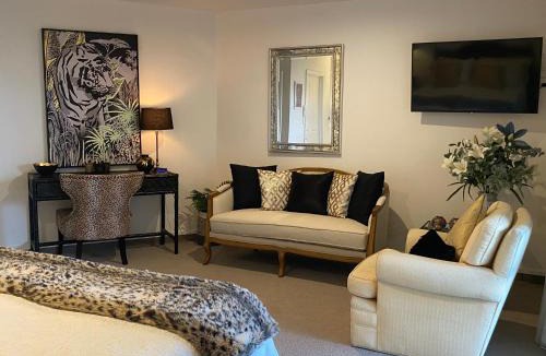 Bluff Hill Apartment | Maison Blue - Chic Garden Apartment - Pet Friendly
