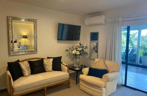 Bluff Hill Apartment | Maison Blue - Chic Garden Apartment - Pet Friendly