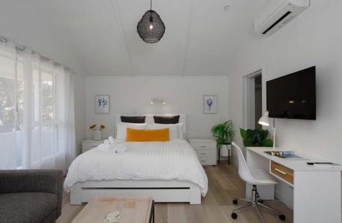 Mount Maunganui Hotel | Spacious, Breezy Studio Apartment, Moments from Downtown and Beach