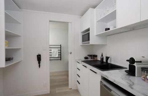 Mount Maunganui Hotel | Spacious, Breezy Studio Apartment, Moments from Downtown and Beach