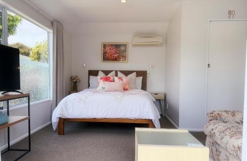 Christchurch House | Cozy & Sunny Room-Near City, Short Drive to City Center & Coast