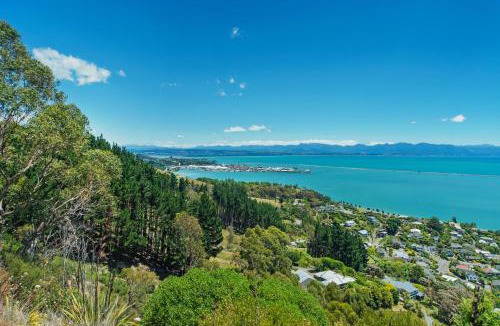 Atawhai House | Seawatch - Spa Pool & Panoramic Ocean Views