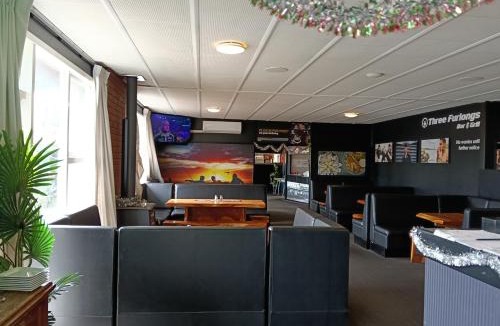 Kaiwaka Hotel | Three Furlongs Bar-Grill-Hotel