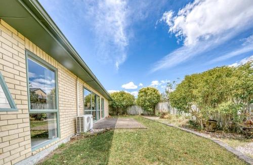 Manurewa Apartment | Relaxing 3BR Home by Wattle Downs Reserve
