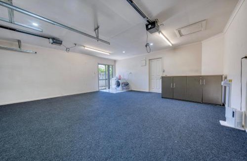 Manurewa Apartment | Relaxing 3BR Home by Wattle Downs Reserve