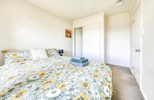 Manurewa Apartment | Relaxing 3BR Home by Wattle Downs Reserve