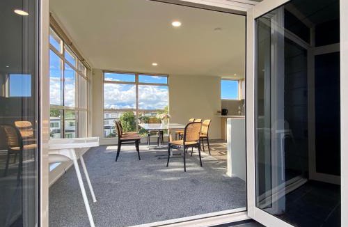 Greenlane - Ellerslie House | Designer 6BR Home Backyard Direct Park Access