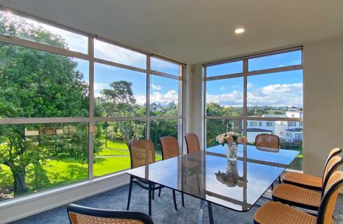 Greenlane - Ellerslie House | Designer 6BR Home Backyard Direct Park Access