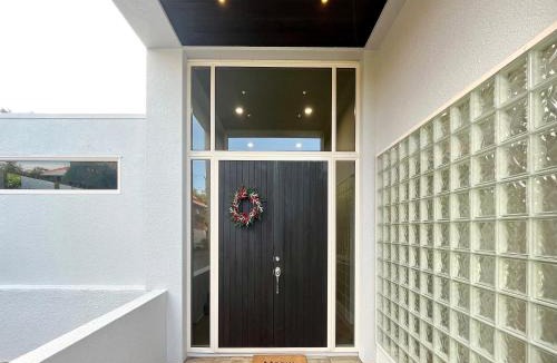 Greenlane - Ellerslie House | Designer 6BR Home Backyard Direct Park Access