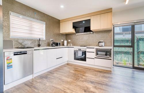 Papatoetoe Apartment | Cosy & Contemporary entire 3 Bedroom Airport Retreat