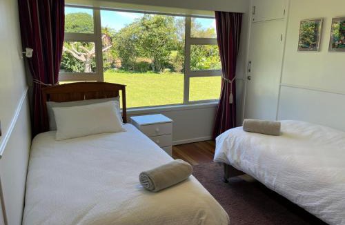 Kaponga House | Mount Taranaki Basecamp 4BR Farmhouse & Games Room