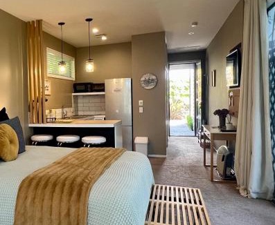 Lower Shotover Apartment | 5-Star Boutique Retreat! Hot pool! Amazing view!