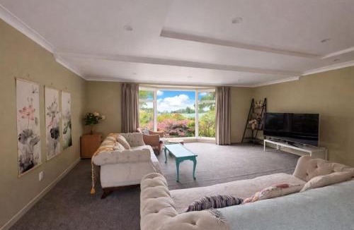 Frankton Apartment | Lakeside Retreat with Swim Spa