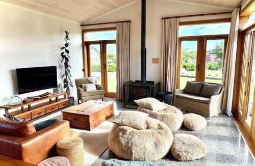 Luggate Villa | Luxury Wanaka villa, hot tub & mountain views