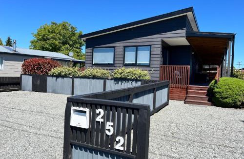 Twizel House | Mountain views on Mackenzie