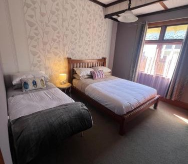 Palmerston North House | Chic 4 bedroom City Home with large Garden