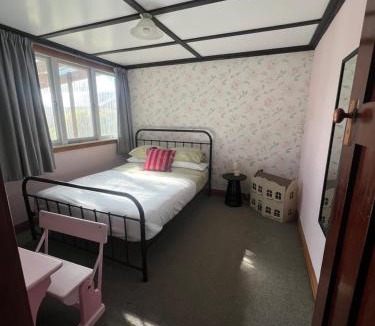 Palmerston North House | Chic 4 bedroom City Home with large Garden