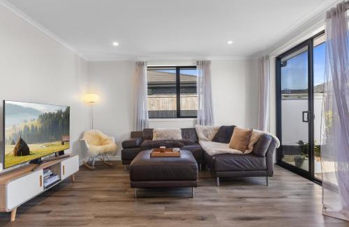 Papamoa Beach House | Coastal Chic - Papamoa Holiday Home