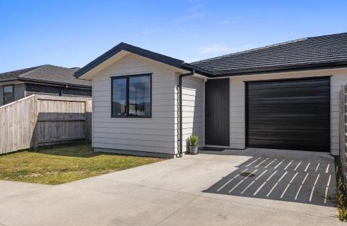 Papamoa Beach House | Coastal Chic - Papamoa Holiday Home